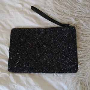  - Fin balväska/afton väska från nelly. Superfint skick. Frakt 18kr, betalning via swish! 