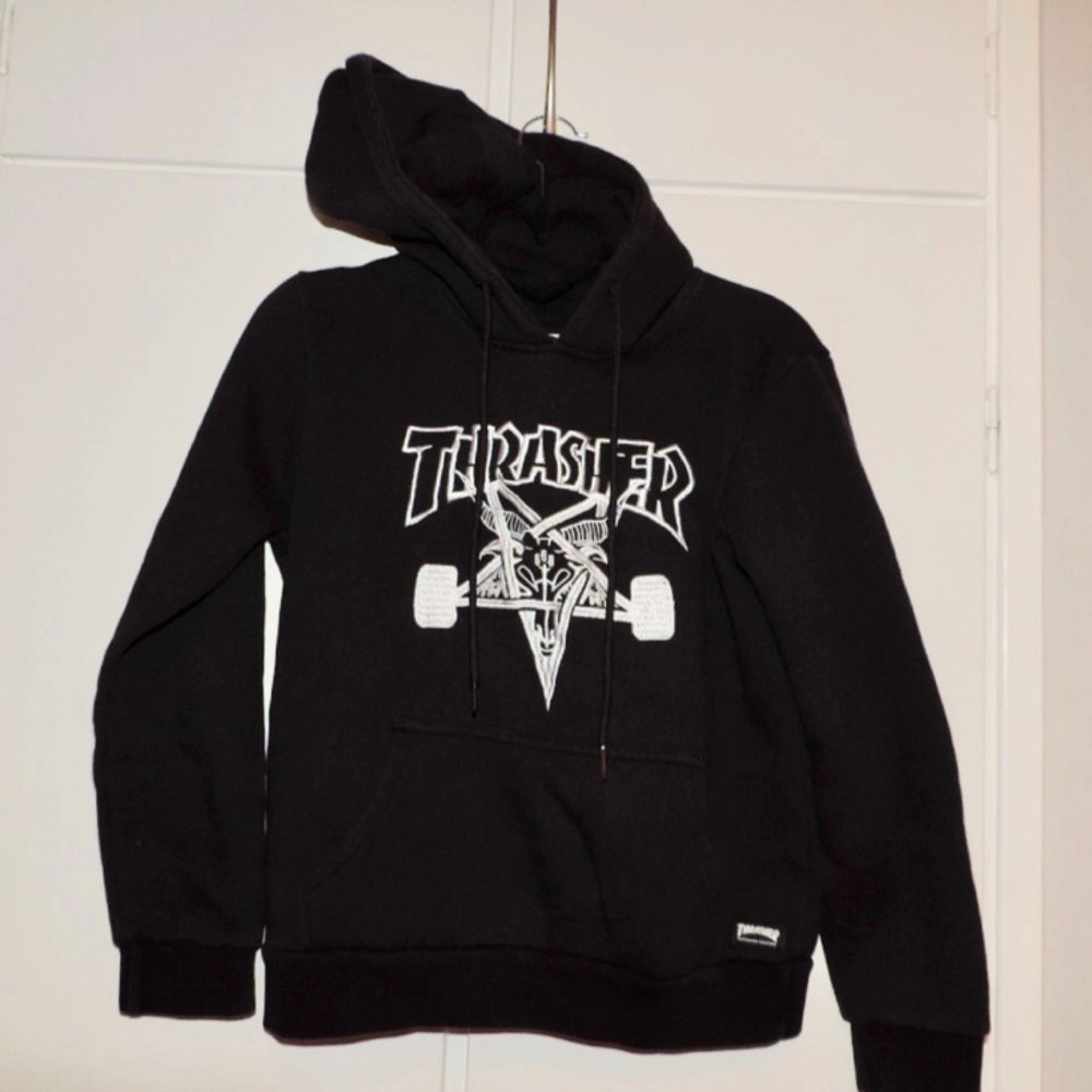 Thrasher hoodie, köpt i Vietnam så ej äkta🙂 Strl S men sitter som XS. Använd några gånger. Kan mötas upp i Sthlm eller skicka med posten (köparen står för frakten) . Huvtröjor & Träningströjor.