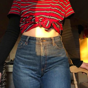  - Favvojeansen från Monki fast i en lite mörkare färg!! Modell: Taiki, dock lite kortare i modellen!  Använda en del men ej slitna! Köparen står får frakt🌹