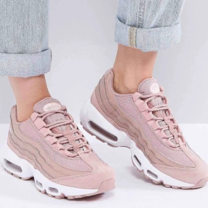  - Rosa Nike Air Max 95 Nypris: 1600kr och säljer för 750 inkl frakt