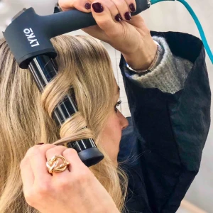  - Lyko l formad locktång Funkar så bra dock har jag en annan som jag använder mer och har ingen användning för denna🥰  Orginalpris:549kr Står för frakt vid snabb affär