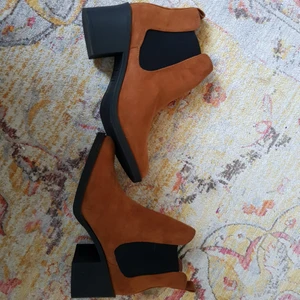  - Brand new, unused ankle boots in brown color. Size 38. 6cm heel. There is a small dark spot on the tip of the shoe due to storage among black shoes as it is rubbed against. SEK 150 with shipping. skorna ser lite mer orange ut på bild. men de är brunare. kontakta för fler bilder.