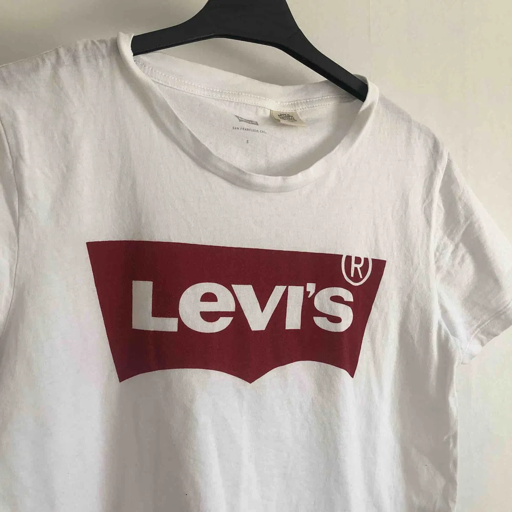 T-shirt från Levis. Köparen står för frakt☺️. T-shirts.