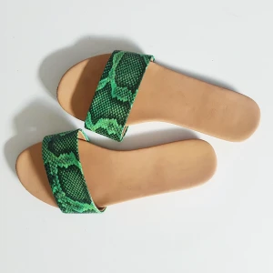  - Skitsnygga skor med grönt ormskinn. 