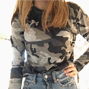  - Camouflage tröja ifrån madlady. Har aldrig använt mer än att ta dessa bilder med. Väldigt fint skick och bra kvalité. Går att förhandla priset vid intresse💫🎀 Kan mötas i Örebro eller frakta, kunden står för frakt!