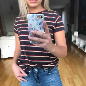  - T-shirt från Pull&bear i storlek M men skulle säga att den snarare passar en S! Nästan som ny. Fraktar men fraktkostnad tillkommer 