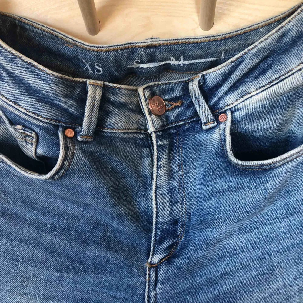 Stretchiga high jeans i nyskick. Använda fåtal gånger. Nypris: 499:- . Jeans & Byxor.