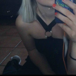  - Jättesnygg top från Bikbok strl S. Kommer tyvärr inte till användning hos mig🌷