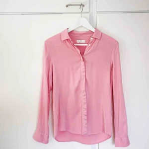  - Rosa blus/skjorta från Gant. 97% cupro 3% elastan.