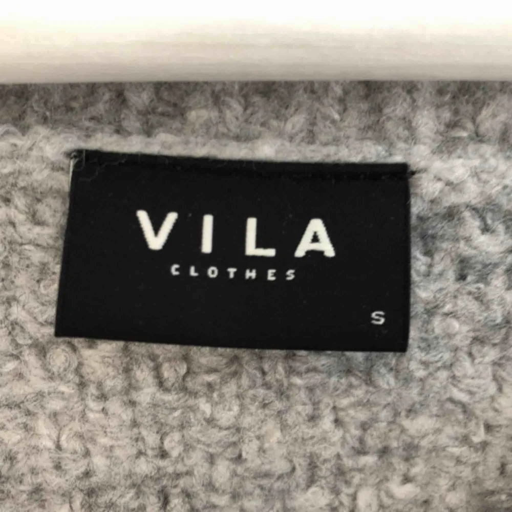 Stickad grå tröja i unikt mönster. 30% ull. Är i perfekt skick. Möts i Stockholm eller köpare står för frakt.. Stickat.