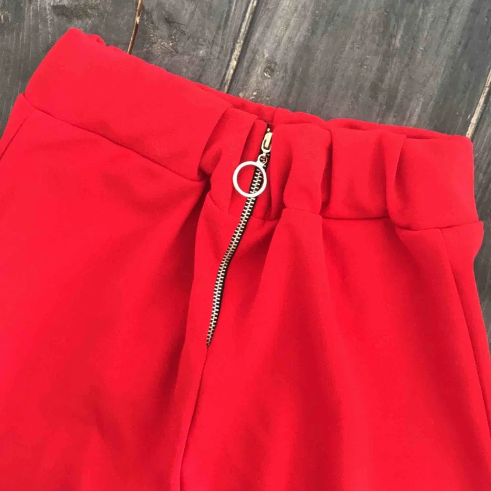 Jättefina byxor ej använda byxor då jag inte tyckte rött passade på mig, prislappen kvar, perfekt nu till våren med byxor som är öppna vid sidan 🌹. Jeans & Byxor.