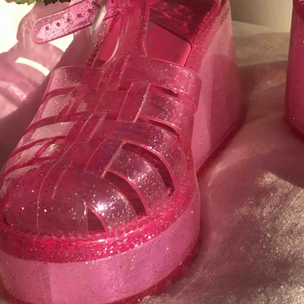 Sååå fina rosa Jelly sandals med platå & glitter! Köparen står för frakt💞💓💘. Skor.
