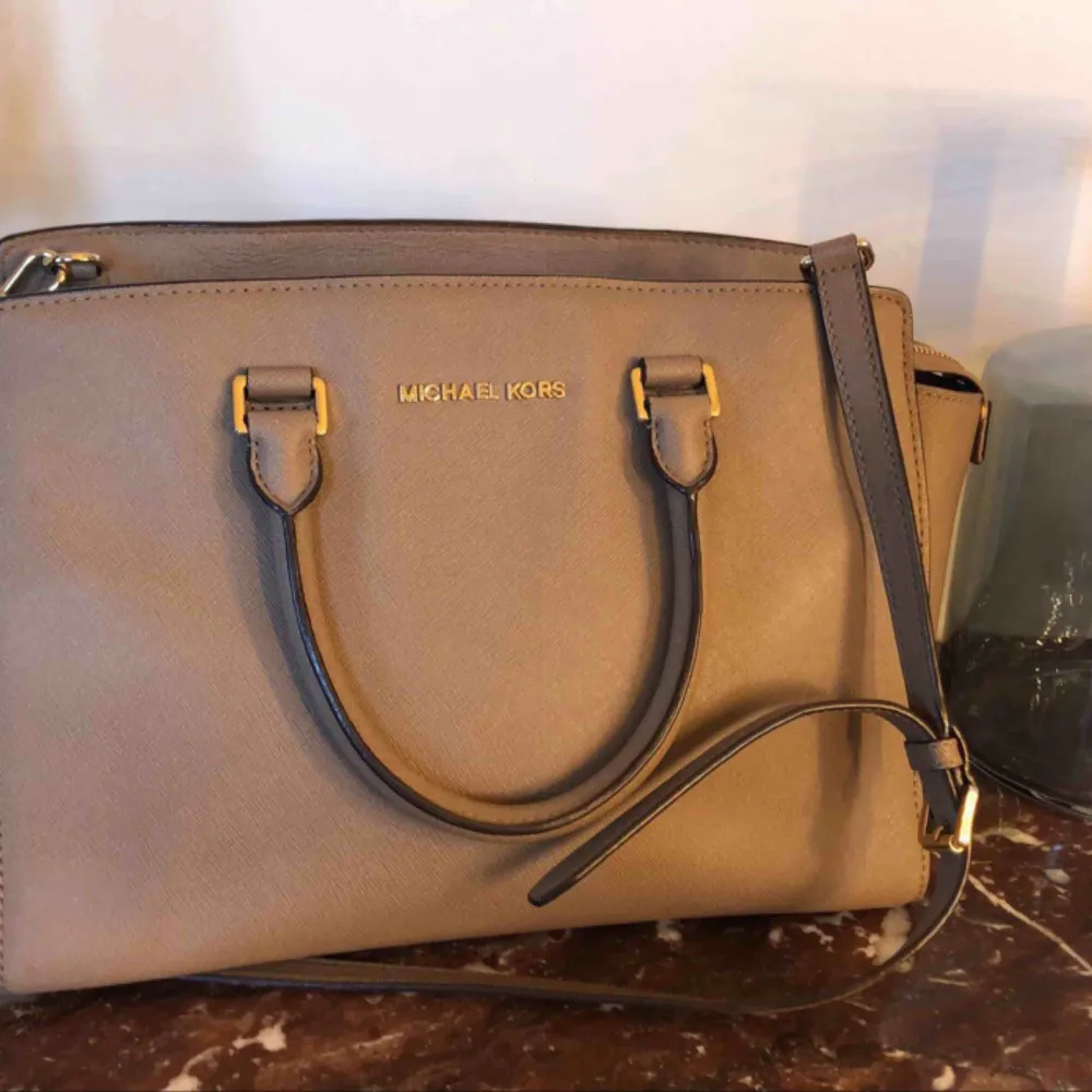 Lägger ut igen pga oseriös köpare. Äkta Mk-väska i modellen Selma med en beige färg. Köpt för ca 3500 för ca 2 år sedan men säljer för 250 eftersom välanvänd + inget kvitto. Väskor.