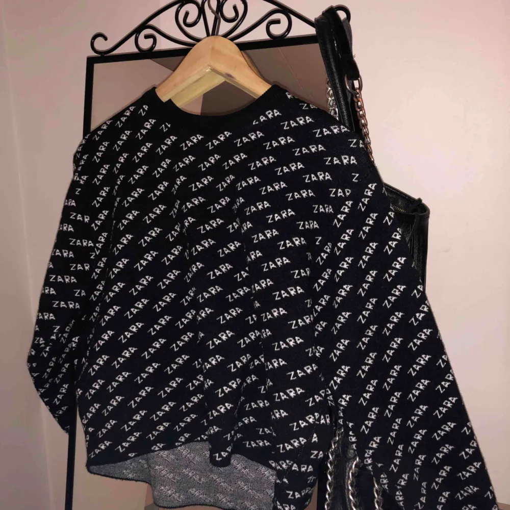 Långärmad pullover från Zara med ballenciaga inpererat mönster, köpt för 400kr helt i nyttskick, bara provad på. Köparen står för frakt, pris kan ev diskuteras vid snabbköp. Stickat.
