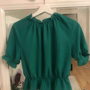  - En superfin blus ifrån Gina Tricot, säjer pga för att jag inte får nån användning för den och att det är tråkigt att den bara hänger i garderoben