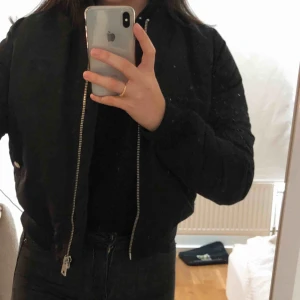  - Svart bomberjacka, använd ett fåtal gånger, perfekt till våren!