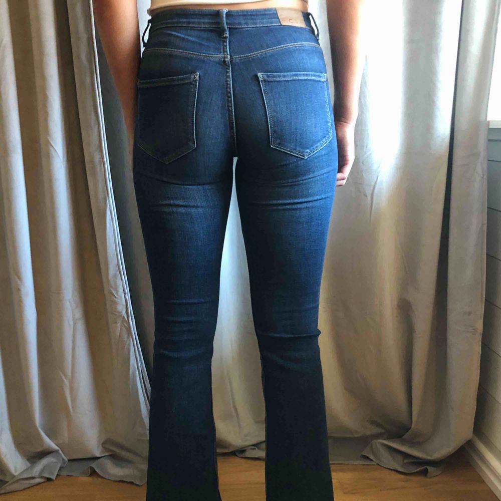 Mörkblåa bootcut jeans från Lindex. Köparen står för frakten!. Jeans & Byxor.