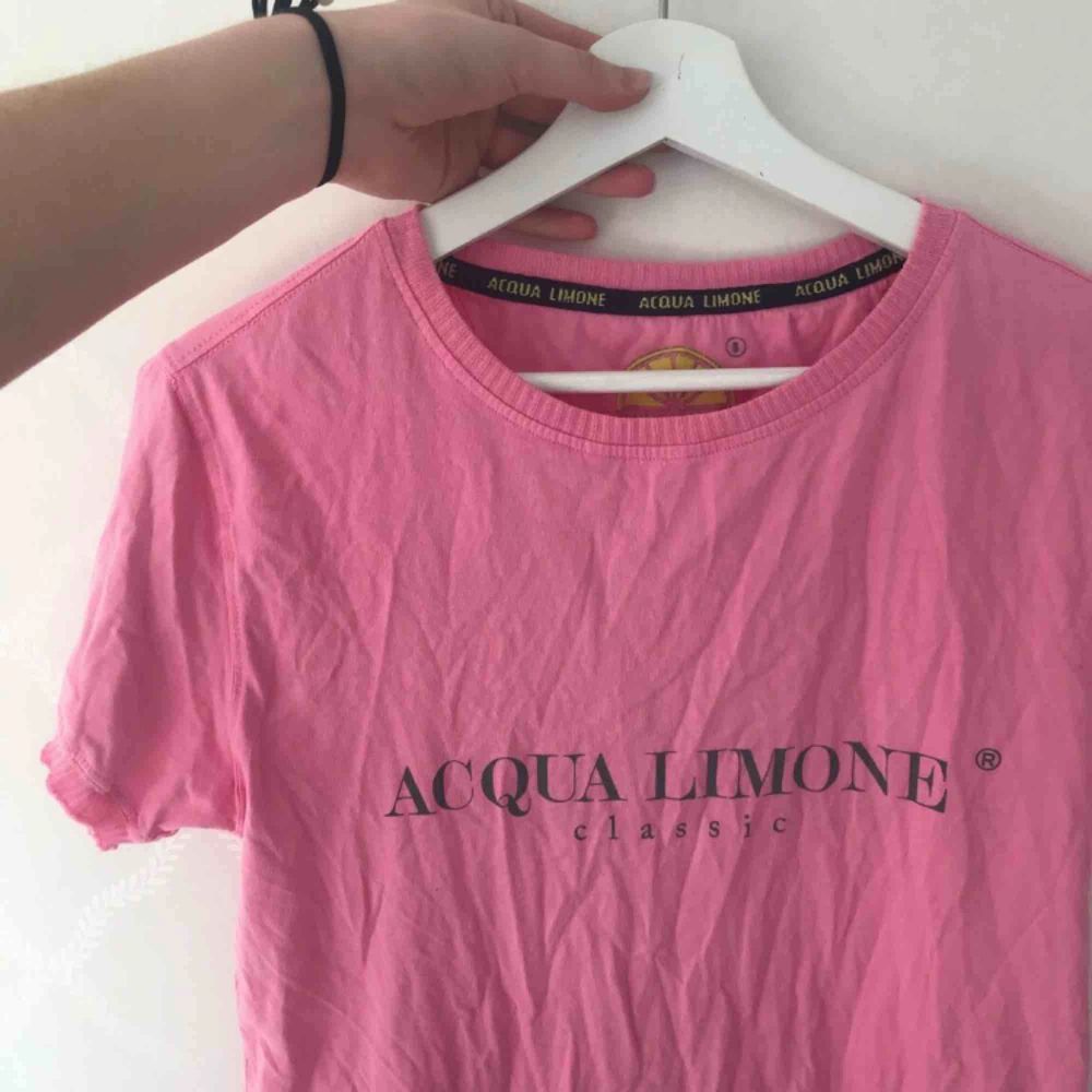 Rosa Acqua limone t shirt i storlek S. Aldrig använd bara legat i klädlådan senaste året (därav ostruken). Unisex. I priset ingår även ev fraktkostnad!. T-shirts.