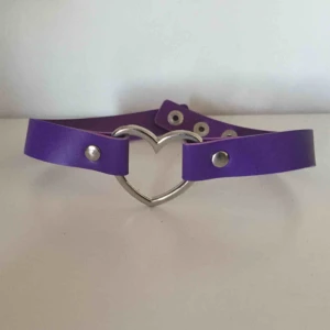  - Faux läder choker, väldigt bekväm och har tre olika knappar för att variera storleken för en perfekt passform till de flesta🦄💜