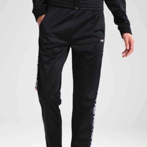  - Byxor från Fila i superfint skick :)                            Inköpta i höstas för 649kr och knappt använda sedan dess