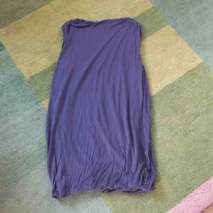  - Fantastiskt cool klänning i lyocell. Återvunnet material och så skön. Lite ballongmodell men mer åtsittande. Gråblå/duvblå färg.