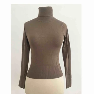  - Polotröja med fin passform.  Märke: Ichi Storlek: XS Skick: Mycket gott. Använd två gånger.  Pris: 75 kronor eller bud. Frakt: Betalas av köparen.