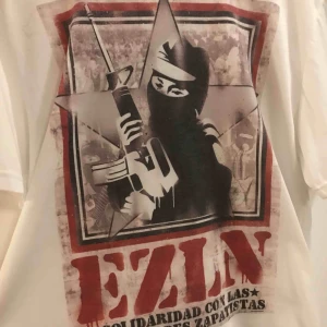  - Ny T-shirt i stl L, kanske sitter mer som en M. 20:- plus frakt 18:- =38:- totalt