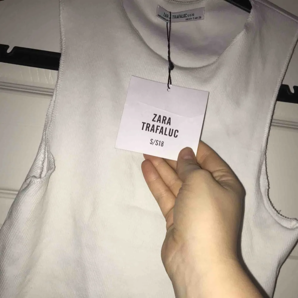 Vitt linne från Zara aldrig använd med prislapp kvar. Möts upp i Uppsala eller så står köparen för frakten!:). Toppar.