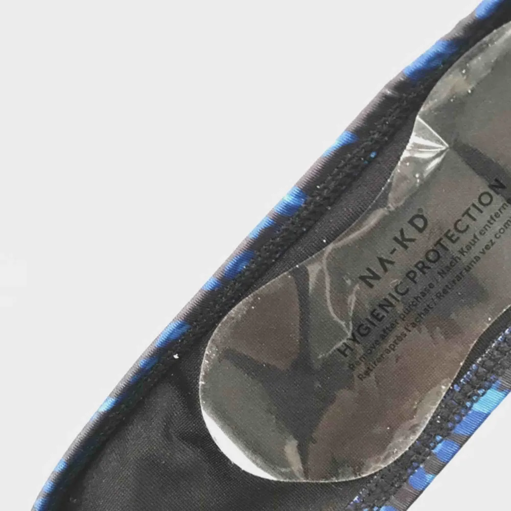 Blå/svart leopardmönstrad baddräkt från NA-KD. Köptes i somras men den är aldrig använd. Protection-tapen sitter kvar. . Toppar.