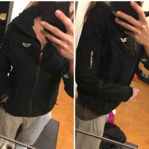  - Peak storlek M, dragkedjan går att få helt upp och helt ned, men inte knäppa upp helt. 50kr