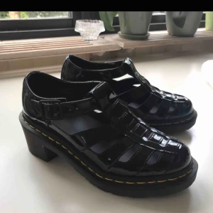  - Jättefina sandaler från Dr.Martens, perfekta till sommaren! ✨🖤 Kan mötas upp i Gävle eller frakta då köparen står för fraktkostnaden!💞