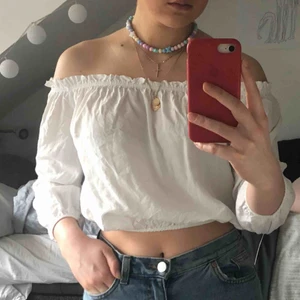  - Super söt vit off shoulder tröja med skön och perfekt resor.  Strl; one size, men passar XS-M  Från; brandy Melville som nu inte finns kvar i Sthlm  +frakt på 40