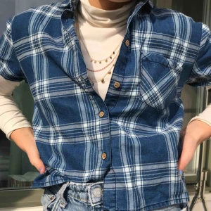  - Cool skjorta i kortare modell. Perfekt nu till sommaren. Bra skick! Är fler intresserade blir det budgivning! Frakt tillkommer annars möts vi på söder🧡🧡