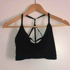  - Äkta nike sport bh, är lite för liten för mig som har 75B. Kan mötas i Ängelholm annars tillkommer frakt