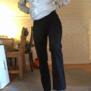  - Helt nya och oanvända utsvängda jeans från Lindex. Köpare står för frakt!