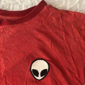  - röd brandy melville tshirt😜😜