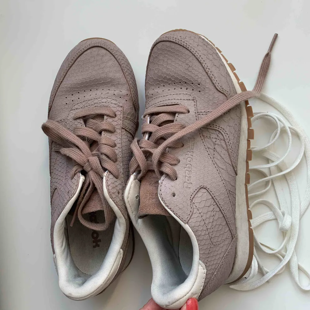 Fina sneakers som används alldeles för lite, kan mötas upp annars står köparen för frakten. ✨  . Skor.