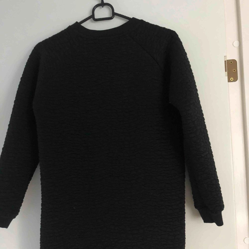 En svart lite tjockare klänning som passar bra under dom lite kallare tiderna + frakt. Klänningar.