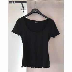  - Svart T-shirt. Enbart provad. Hämtas i Kalmar eller skickas om köparen står för frakten.