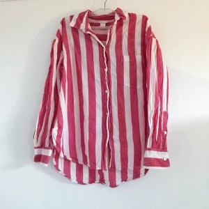  - Skjorta från H&M, ljusröd färg, ej tvättpåverkad utan ska vara så. Frakt tillkommer på 18 kr!💓