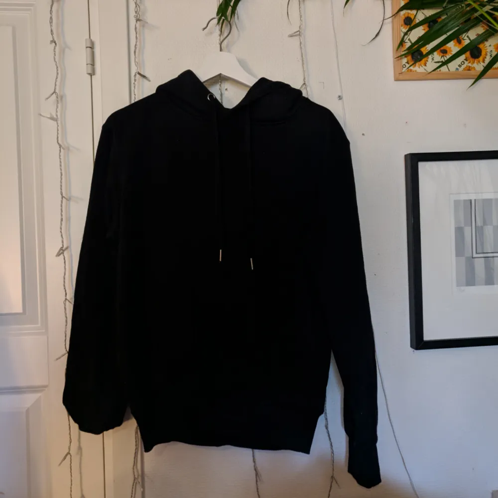 Halvnopprig svart hoodie från Cubus. Lite stor i storleken! Jag kan antingen mötas upp i Täby eller frakta gratis 😄. Hoodies.