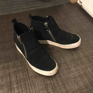  - Steve madden skor  Svart mocka 
