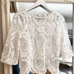  - Säljer en fin vit spetstopp! Perfekt till sommaren! 