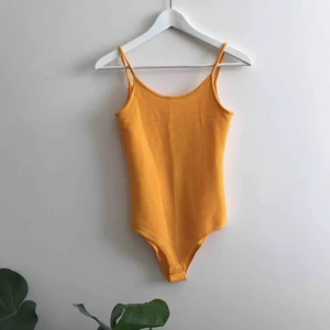  - Superfin body från h&m!! Använd 2ggr. Färgen är som på första bilden🥰 köparen står för frakt!! Nypris: 250kr