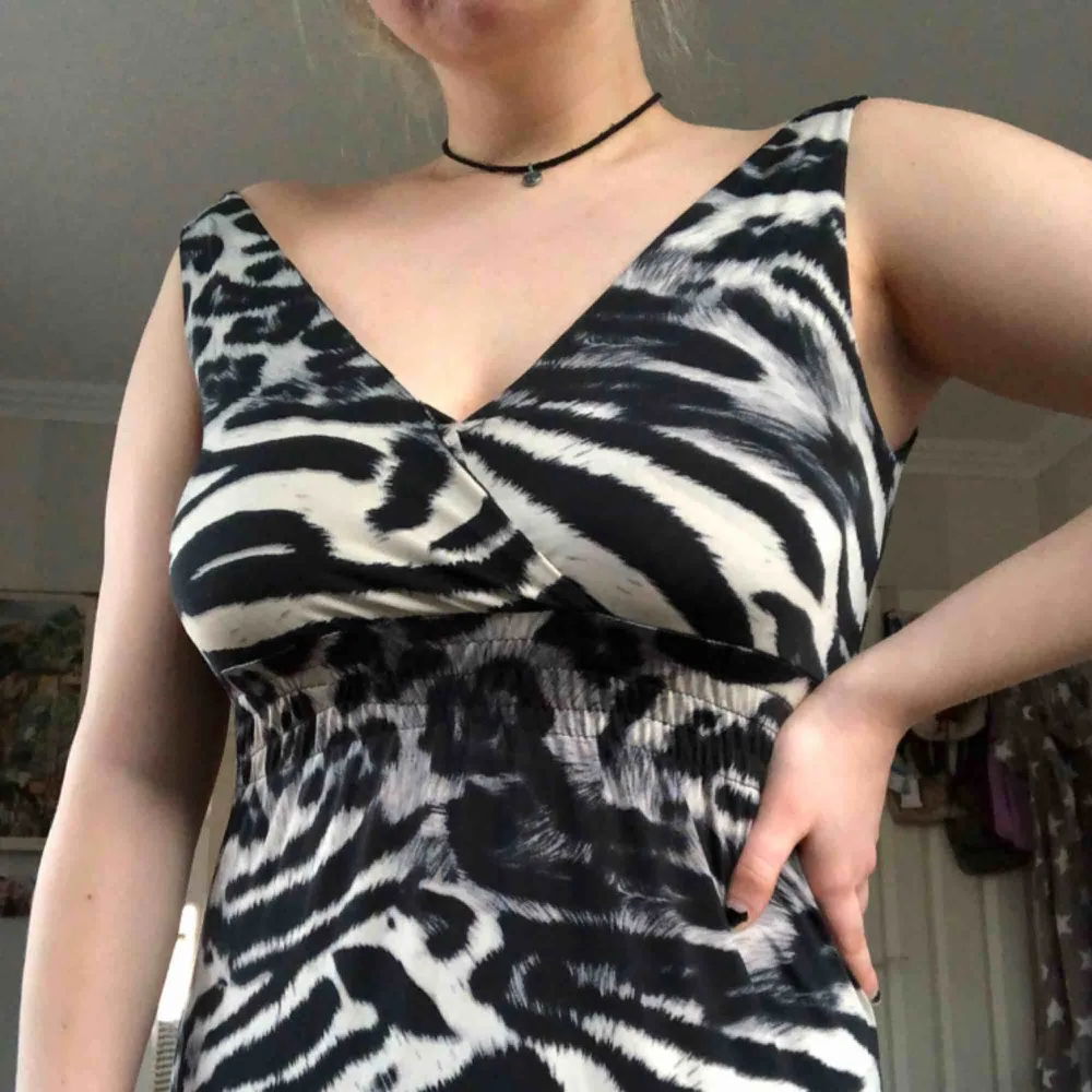 Sexig leopardklänning som är både superbekväm och luftig! Passar alla då den är stretchigt tyg, jag står för frakten . Klänningar.