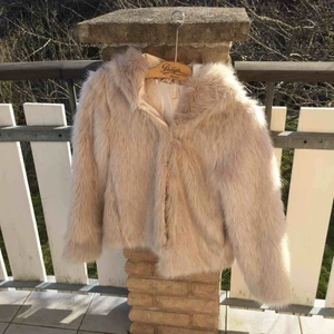  - Jättefin pälsjacka, fint skick ☺️☀️ köptes på Plick men jag har för många jackor därför säljer jag den. Frakt: 70 kr  Storlek 34/XS 