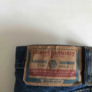  - Diesel jeans med raka ben, köpta här på Plick men dem var inte riktigt min stil:) Dem två sista bilderna är från förra säljaren. frakt tillkommer