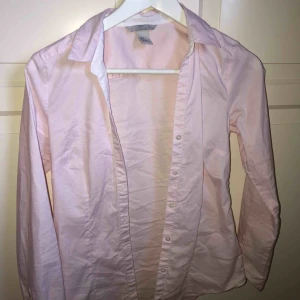  - Rosa skjorta från h&m. Köparen står för frakten.