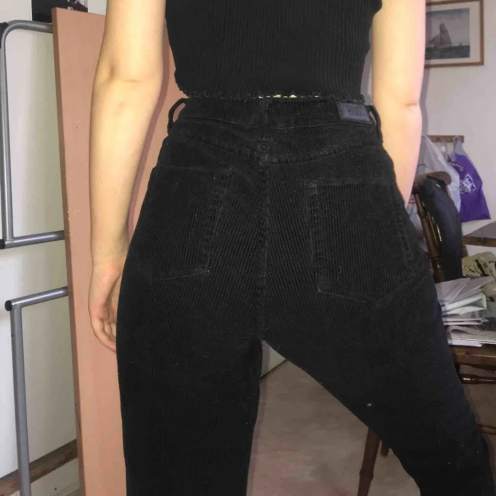 Svarta manchester jeans från Urban outfitters! Passar uppskattningsvis xs/s, mycket bra skick. Köpare står för frakt❤️. Jeans & Byxor.
