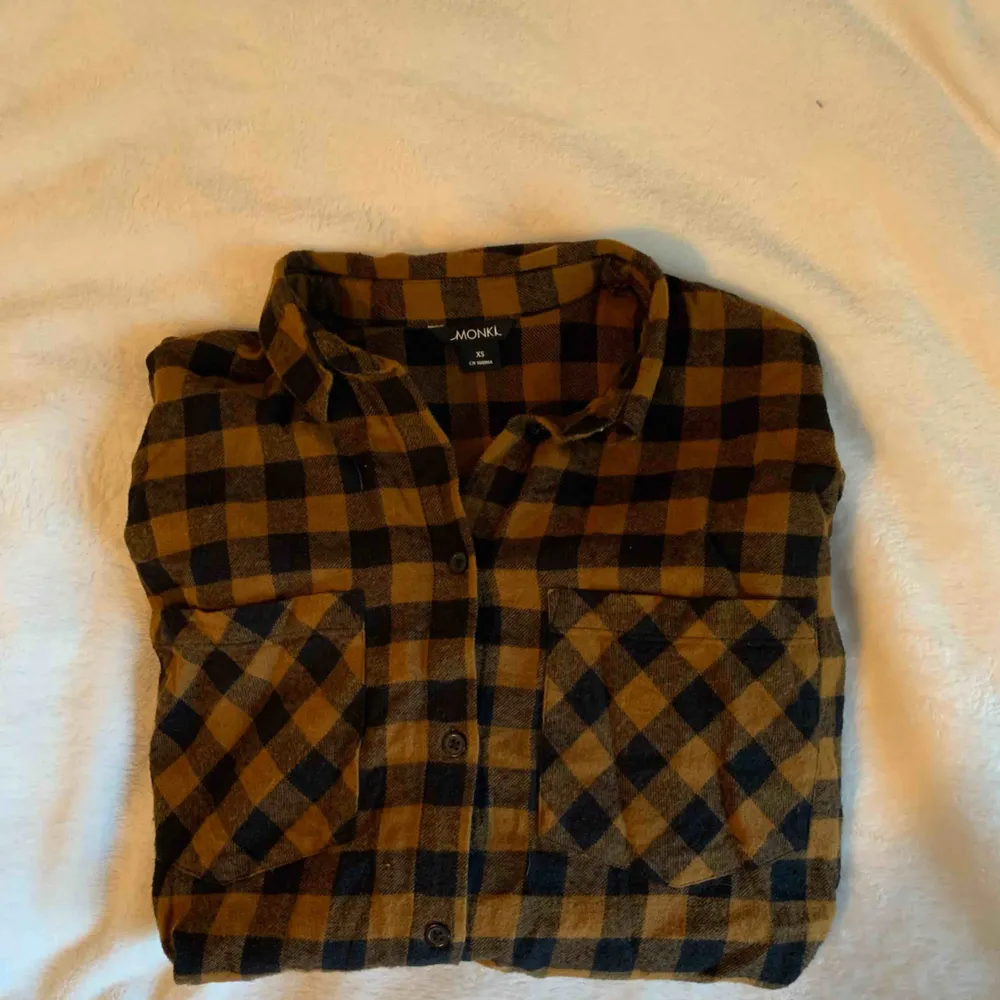 Oversize flanellskjorta i storlek XS men mer som en M (pga oversize)  Möts i malmö elr fraktas för 54 kr. Skjortor.